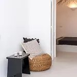 Delta * Oia